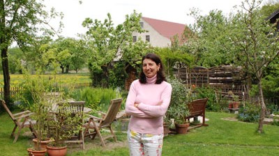 Forschung: Annegret Braun in ihrem Garten - der sie ziemlich glücklich macht.