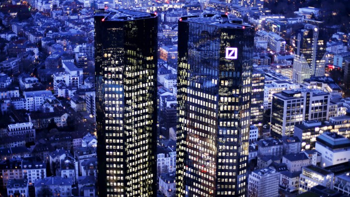 Deutsche Bank: Die Türme der Deutschen Bank. Das Institut machte im zweiten Quartal 77 Millionen Euro Verlust und legt kräftig für Kreditausfälle zurück.