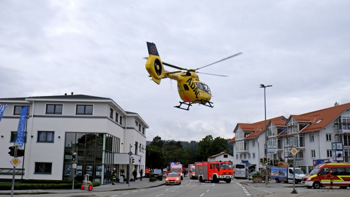 Schwerer Unfall in Wolfratshausen: Für den Helikoptereinsatz wurde die Kreuzung am Friedhof Nantwein für den Verkehr gesperrt.