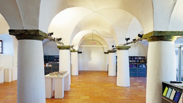 Tag des offenen Denkmals in Benediktbeuern: Der ehemalige Kuhstall des Klosters Benediktbeuern wurde Mitte des 20. Jahrhunderts aufwendig saniert und zum modernen Büro- und Ausstellungsraum umgewandelt.