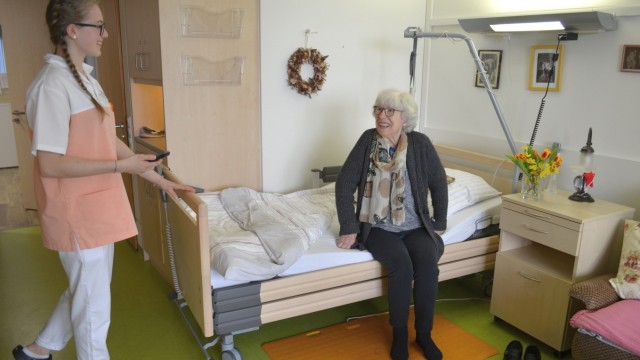 Pflege: Den Altenpflegern steht heute moderne Technik zur Verfügung - wie Sensormatten und Niederflurbetten für Praktikantin Jule Michl und Bewohnerin Clara Meiereder, 84.