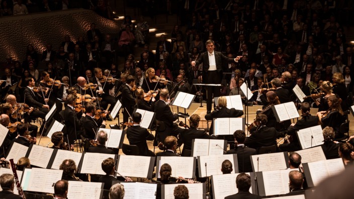 Dirigentenauftakt: Alan Gilbert und sein NDR Elbphilharmonie Orchester, hier beim Saisonauftakt, kennen sich schon lange, vertrauen sich und wollen sich kräftemäßig wie auch programmatisch viel zumuten.