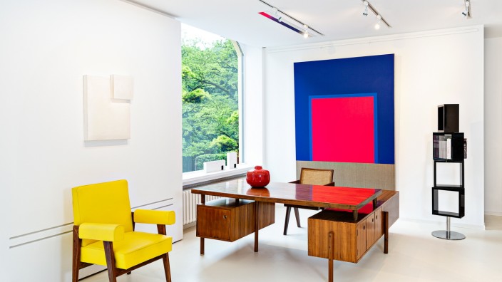 Kunst: Design und zeitgenössische Kunst in der Galerie Vogdt: Sessel und Schreibtisch von Pierre Jeanneret vor einem Bild von Christian Muscheid.