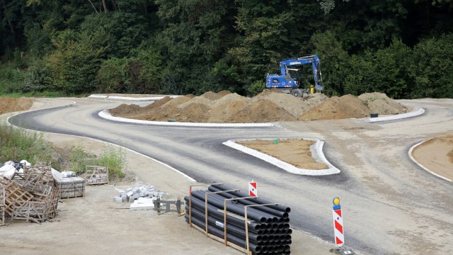 Bau an der Nordostumfahrung: Beim neuen Kreisverkehr an der Anschlussstelle Marzling zur B301, ganz am Ende der Sperrung, wird aktuell Erde aufgeschüttet.