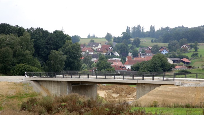 Bau an der Nordostumfahrung: Am weitesten fortgeschritten sind die Maßnahmen bei der Brücke über einen Feldweg südlich von Altenhausen, hier soll am kommenden Mittwoch der Überbau fertig gemacht werden.