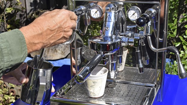SZ-Serie: Start-up, Folge 6: Aus einer italienischen Siebträgermaschine kommt der Espresso, das Gerät wiegt 30 Kilogramm.