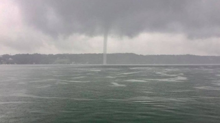 Unwetter: Der Tornado saugt am Sonntagnachmittag Wasser aus dem Starnberger See und wirbelt es 40 Meter in die Luft.