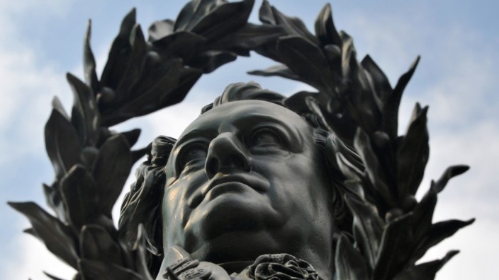 Goethes Geburtstag: Von seinem Standbild blickt er bis heute auf den Weimarer Theaterplatz herab, niemals aber auf die Dienstboten: Am 28. August 2022 ist Johann Wolfgang von Goethes 273. Geburtstag.