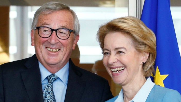 EU Commission President Juncker poses with EU Commission's president-designate von der Leyen in Brussels