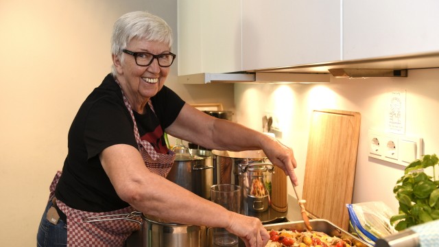 Schwabing: Die meist weiblichen Ehrenamtlichen kochen am Ackermannbogen reihum für die Besucher des Wohncafés.