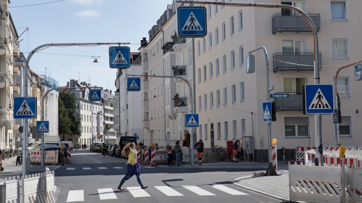 Die Kreuzung von Georgenstraße und Tengstraße braucht 32 Zebrastreifen-Schilder.