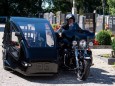 Bestatter Wolfgang Frisch fährt mit seinem Bestattungsmotorrad, einer umgebauten Harley-Davidson, über einen Friedhof.