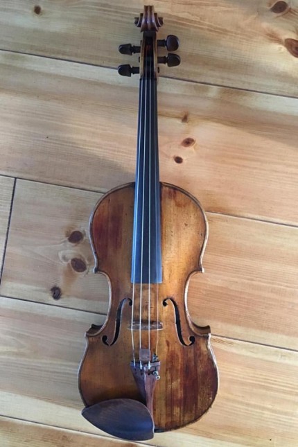 Ein Anruf bei ...: Die Geige, die Biliana Voutchkova seit 30 Jahren spielt. Sie hatte sie als Teenagerin von einem alten Mann in Bulgarien gekauft.