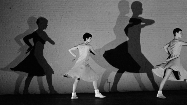 Tanz im Museum: Eine Szene aus Anne Teresa De Keersmaekers Jugendwerk „Fase“ von 1982, in der eine Frau 20 Minuten ganz allein für sich tanzt. Jean-Luc Tange