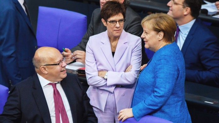 Generaldebatte im Bundestag: Bundeskanzlerin Angela Merkel mit Verteidigungsministerin und CDU-Chefin Annegret Kramp-Karrenbauer