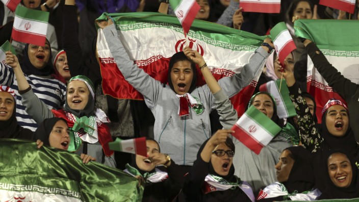 Iran: Im Oktober 2018 durfte eine ausgewählte Gruppe von Frauen zu einem Freundschaftsspiel ins Stadion - dies war eine große Ausnahme.