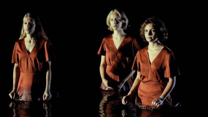 Video-Premiere in München: Anne Otterbach, Lucia Tepelmann und Lillemor Pauli (v. l.) stehen beim Videodreh im Starnberger See