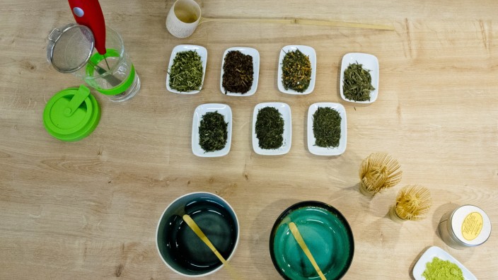 Vaterstetten: Bei der Volkshochschule kann man sich zum Teesommelier ausbilden lassen, aber auch lernen, wie man den Hund ayurvedisch bekocht.