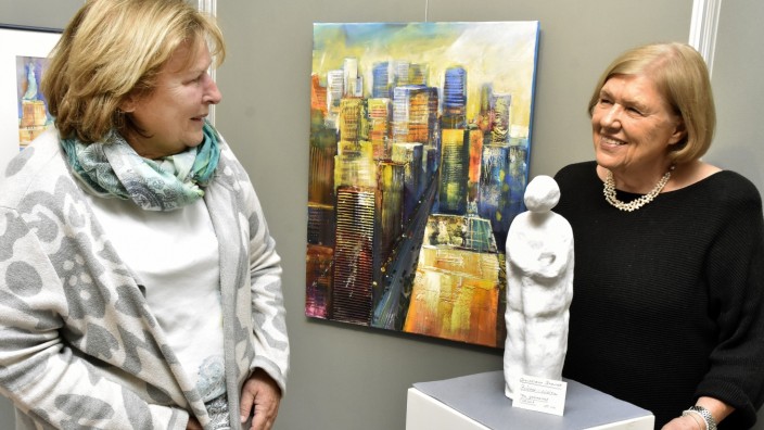Gröbenzell: "Kunst ist lebenslanges Lernen." Susanne Richter-Egidy (links) und Christiane Brandt lernen sehr gern.