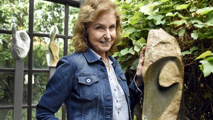Grafrath: Die Bildhauerin Brigitte Cabell zeigt in ihrem Garten ihre Steinskulpturen.