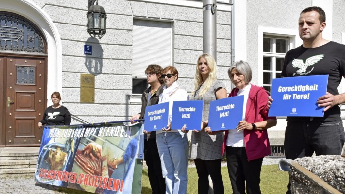 Im Schlachthof-Skandal: Die Soko Tierschutz ruft vor dem Prozess vor dem Brucker Amtsgericht zu einer Mahnwache auf.
