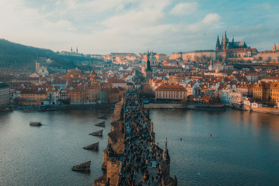 Touristen auf der Karlsbrücke in Prag