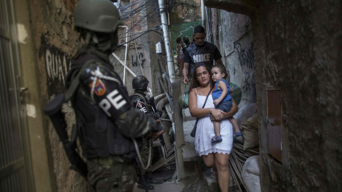 Brasilien: Militärpolizisten patrouillieren in der Rocinha-Favela in Rio. Beim Kampf gegen Drogenbanden werden auch in dicht besiedelten Gebieten Maschinengewehre eingesetzt. Immer wieder sterben Unschuldige.