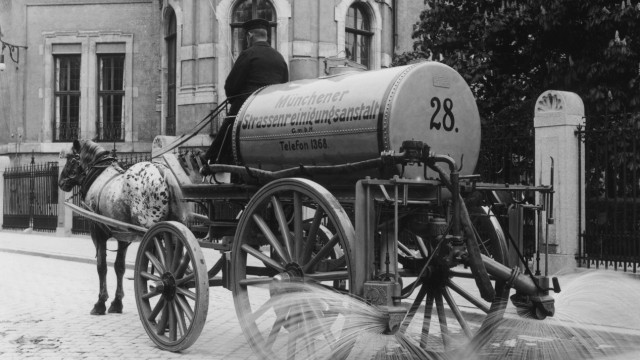 Jubiläum: Früher zogen Pferde die Sprengwagen der Münchner Straßenreinigungsanstalt, heute sind die Mitarbeiter motorisiert unterwegs.