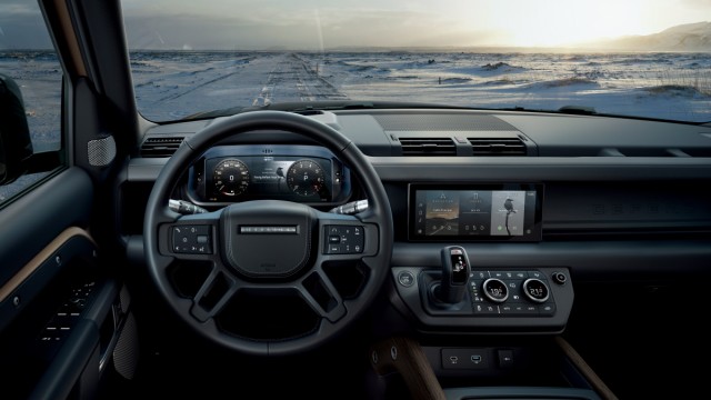 Land Rover Defender: Im Innenraum sieht der neue Land Rover Defender richtig modern aus und verspricht mehr als nur Restkomfort.