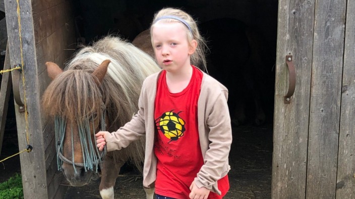 Medizin: Einer der größten Wünsche der gesunden Lucia hat sich erfüllt: einmal einen richtigen Bauernhof besuchen. Im Bild ist sie mit dem Pony "Laura" zu sehen auf dem hof der Familie Plabst in Wörthsee.