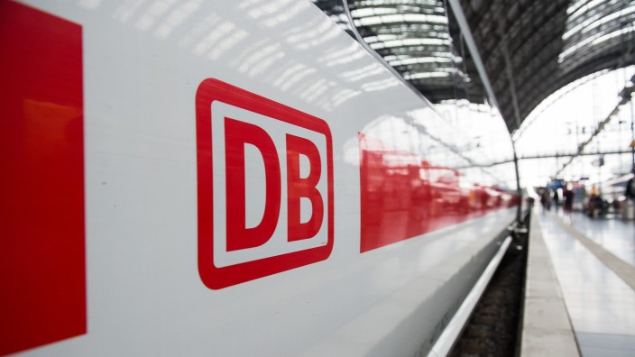 Deutsche Bahn - ICE in einem Bahnhof