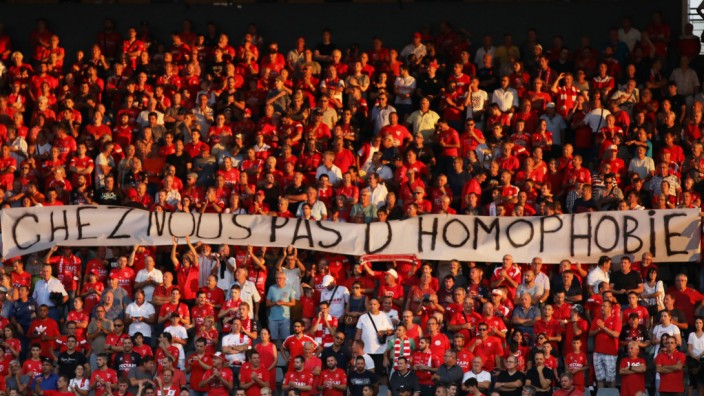Homophobie im Fußball: Protest in Nimes gegen schwulenfeindliche Fans