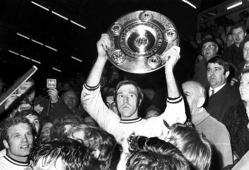 Günther Netzer Borussia Mönchengladbach präsentiert die Meisterschale 1970 HM