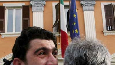 NS-Kriegsverbrechen: Nachdem im Jahr 2005 zehn ehemalige SS-Männer in La Spezia verurteilt wurden, weinte Michele Sillicani, Bürgermeister von Sant'Anna di Stazzema, vor Erleichterung. Er konnte nicht ahnen, dass die deutsche Justiz auch vier Jahre später den italienischen Richterspruch nicht wiederholen kann.