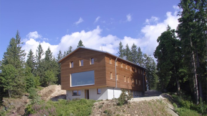 Schutzhaus im Bayerischen Wald: Das Schutzhaus mit den Lärchenholz-Lamellen an der Fassade ist nun Ziel vieler Wanderer im Bayerischen Wald. Am Wochenende wird es offiziell eingeweiht.