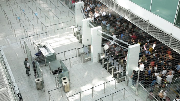 Flughafen München: Passagiere warten vor der Sicherheitskontrolle