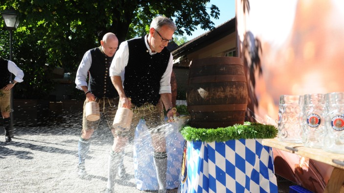Oktoberfest: Neue Disziplin: Rainer Kansy (links) und Christian Dahncke zapften synchron an.