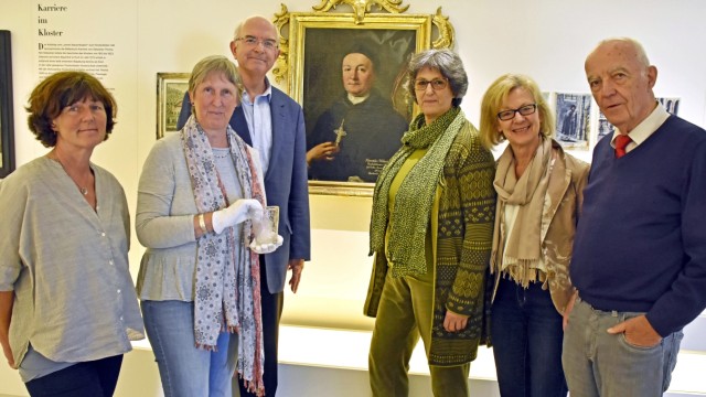 Historie: Präsentieren den Pellhammer-Becher (von links) Barbara Kink, Angelika Mundorff, Klaus Wollenberg, Ulrike Bergheim, Anne Mischke-Jüngst, Johannes Hoffman.