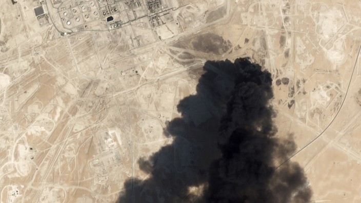 Drohnenangriff in Saudi-Arabien: Satellitenaufnahmen zeigen dichten Rauch, der von den Ölfabriken in Abqaiq aufsteigt.