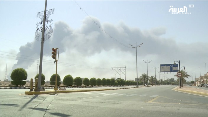 Leserdiskussion: Riesige schwarze Wolken steigen am Samstag über der saudischen Stadt Abqaiq auf, dort steht das Herzstück der Ölindustrie des Landes.
