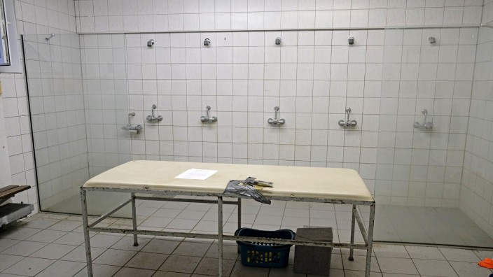 Geretsrieder "Stadtrat auf Rädern": Duschen und Massagebank sind nicht gerade einladend.