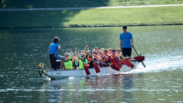 Spektakel im Olympiapark: Während des Festivals kann man auch eine fast synchron gepaddelte Tour im Drachenboot auf dem Olympiasee erleben.