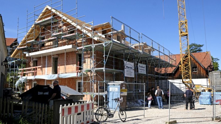 Geförderte Wohnungen: Bezahlbarer Wohnraum: Die Gemeinde Schäftlarn baut an der Schornerstraße ein Haus mit sieben Wohneinheiten.
