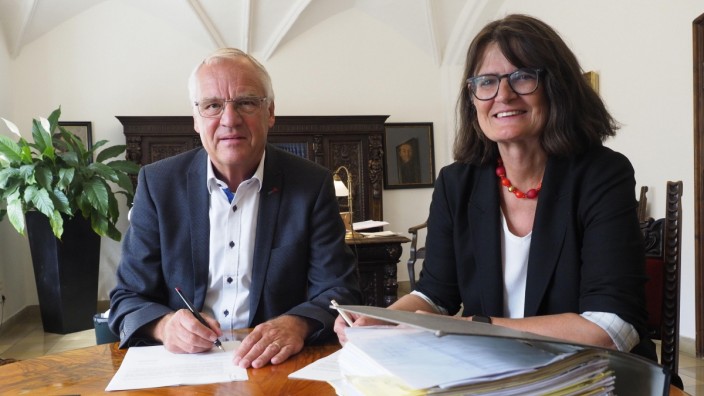 Einigung zwischen Ebersberg und Grafing: Walter Brilmayer und Angelika Obermayr unterzeichnen die Vereinbarung über den Leitungsverbund.