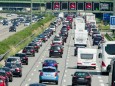 Stau-Knigge: Was Autofahrer im Stau nicht tun dürfen