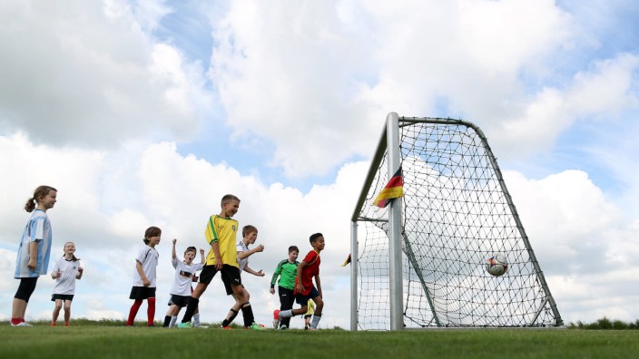 Schueler der Grundschule Otternhagen spielen in der Pruefstelle des Bundessortenamtes auf WM Rasen