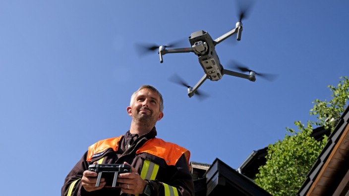 Münsing: Unterstützung aus der Luft: Der Ammerlander Feuerwehrkommandant Markus Geigel führt die eigens angeschaffte neue Drohne vor.