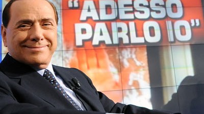 Italien: Rosenkrieg bei Berlusconi: Alles eine Frage der Perspektive: Silvio Berlusconi zu Gast im Fernsehstudio. Alles ist ein "Komplott der Linken" und die Beziehungen zum Vatikan werden nicht leiden.