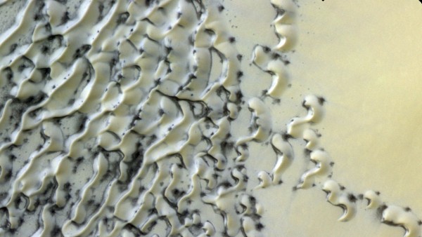 merkwürdige Krater und Dünenfelder auf dem Mars