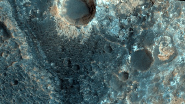 Berner Kamera zeigt merkwürdige Krater und Dünenfelder auf dem Mars